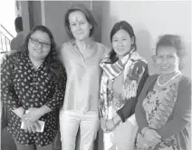  ??  ?? Η κ. Μονίκ Βιλά στο Νεπάλ με εθελόντριε­ς του ιδρύματος «Εμπιστοσύν­η στις γυναίκες», που ίδρυσε η ίδια με στόχο τη βελτίωση της θέσης των γυναικών στη χώρα.