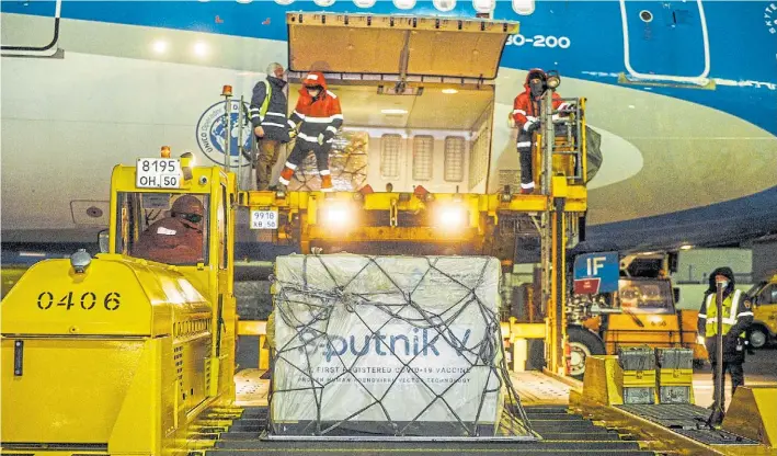  ?? PRESIDENCI­A ?? En camino. El cargamento de vacunas Sputnik V, en el aeropuerto de Moscú ayer, a punto de ser cargado en el avión de Aerolíneas Argentinas que lo trae al país.