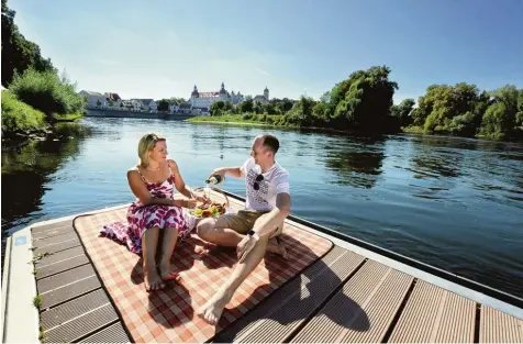  ?? Foto: Stadt Neuburg ?? So ein Picknick an der Donau beim Ruderclub ist schon was Schönes. „Kulinarik“ist das große Thema im deutschen Tourismus 2018.