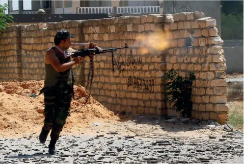  ??  ?? Un soldat fidèle au Gouverneme­nt d’union nationale (GNA) se bat dans la banlieue de Tripoli contre L’ANL, le 7 septembre 2019.