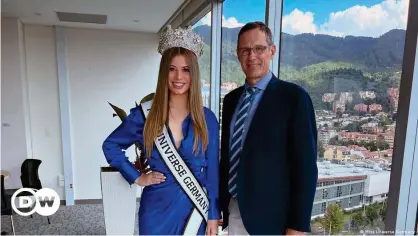  ?? ?? Miss Universe Germany 2021, Hannah Seifer y Peter Ptassek, embajador de Alemania en Colombia, aquí en la sede de la embajada en Bogotá