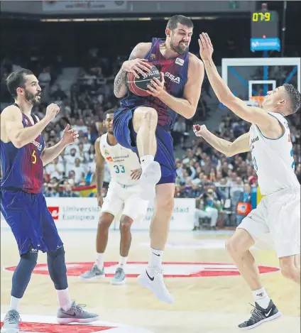  ?? FOTO: A. MARTÍNEZ (ACB PHOTO) ?? Rebote de Moerman ante el Madrid. El Barça busca mantener una constante de intensidad en todos sus partidos