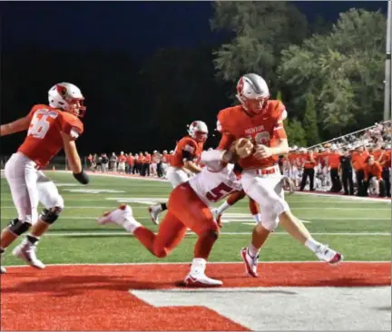  ?? BRITTANY CHAY — THE NEWS-HERALD ?? Mentor quarterbac­k Ian Kipp scores a touchdown during the Cardinals’ win over Glenville on Sept. 7.