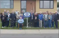  ?? NEWS PHOTO MO CRANKER ?? Residents of Crestwood Drive pose for a photo with mayor Ted Clugston and members of the Kiwanis Club Saturday morning.