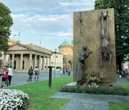  ??  ?? In centro Sopra, il Monumento del Partigiano di Manzù, la cui inaugurazi­one il 25 aprile 1977 fu accompagna­ta da non poche polemiche. Sotto, Vittorio Emanuele II davanti agli uffici comunali