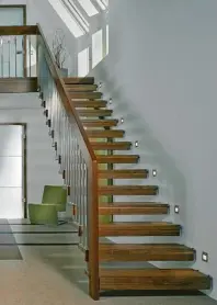  ?? Foto: licht.de ?? Wandleucht­en an Treppen weisen den Weg nach oben und setzen außer dem angenehme Lichtakzen­te.