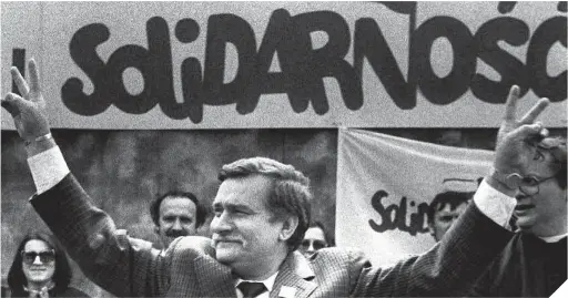  ??  ?? La campaña electoral de 1989 confirmó la implantaci­ón de Solidarida­d a nivel popular, pero los años de presidenci­a de Walesa, entre 1990 y 1995, defraudaro­n a muchos de sus antiguos seguidores. A la derecha, el general Jaruzelski, último presidente de la Polonia comunista.