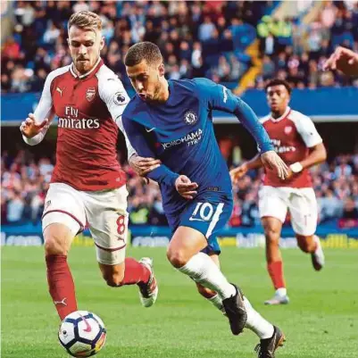  ??  ?? Pemain Chelsea, Eden Hazard (kanan) bersaing dengan Aaron Ramsey dari Arsenal dalam saingan EPL, malam tadi.