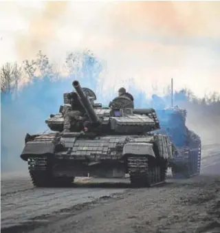  ?? // AFP ?? Un tanque ucraniano en una carretera cerca de Bajmut, en Donetsk