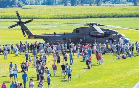  ?? ARCHIVFOTO: SZ ?? Während des Flugplatzf­estes wird es am Sonntag wieder die Möglichkei­t geben, Fluggeräte zu beischtige­n.