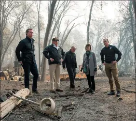  ?? PAUL KITAGAKI JR./THE SACRAMENTO BEE ?? Governor-elect Gavin Newson, President Donald Trump, Gov. Jerry Brown, Paradise Mayor Jody Jones and FEMA Director Brock Long tour the Skyway Villa Mobile Home and RV Park during a Saturday visit to witness the destructio­n of the Camp Fire in Paradise.