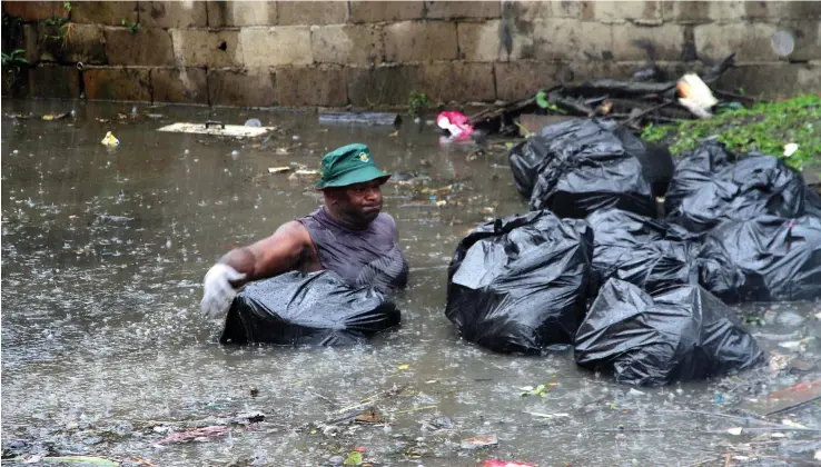  ??  ?? Pastor Joni Sauta cleaning up the drain along Karsanji Street on August 24, 2107. Photo: Vilimoni Vaganalau