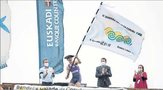  ?? FOTO: EUSKO LABEL LIGA ?? Primer trofeo
Asier Zurinaga ondea la bandera lograda durante este fin de semana por la tripulació­n de Santurtzi en aguas de A Coruña