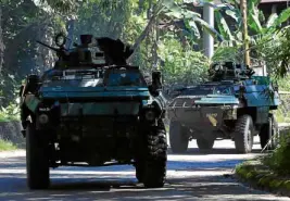  ?? —REUTERS ?? Armored personnel carriers rumble along the main road as fighting continues in Marawi City.