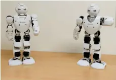  ??  ?? ROBOTHJÄLP. Robotar går att programmer­a så att de utför olika rörelser.