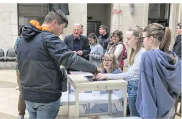  ?? Jean- Luc Millet (CLP) ?? Un entraîneme­nt au vote a eu lieu à la mairie de Dole.