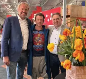  ?? FOTO RR ?? Geert Vanacker (rechts) mocht samen met Arne Quinze (midden) de nieuwe tulp presentere­n in het tulpenmuse­um in Amsterdam.