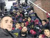  ??  ?? Royo hace el ‘selfie’ con los niños del Sub-10 de hockey hielo