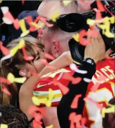  ?? ?? Taylor Swift omfavner kaeresten Travis Kelce efter Super Bowl-sejren. Foto: Mark J. Rebilas