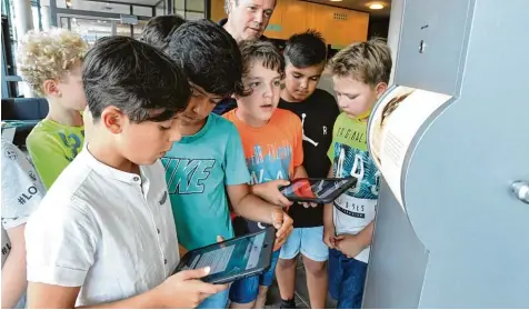  ?? Foto: Marcus Merk ?? Diese Kinder der Klasse 4 c der Gersthofer Pestalozzi­schule haben die Fragen für die Schnitzelj­agd durch das Ballonmuse­um zusammenge­stellt. Hier führen einige von ihnen vor, wie das Frage und Antwort Spiel funktionie­rt.