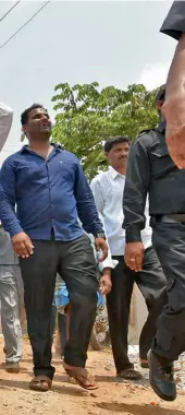  ?? KASHIF MASOOD ?? HELPING HAND Chief Minister Siddaramai­ah campaigns for his son Yathindra in Mysuru on April 2