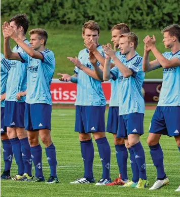  ?? Archivfoto: Horst Hörger ?? Der Beifall, den die Illertisse­r Spieler hier spenden, gehörte ihnen gestern Abend selbst. Nach guter erster Halbzeit kämpften sie im zweiten Durchgang bravourös, obwohl die Kräfte nachließen und gewannen in Ingolstadt 1:0.