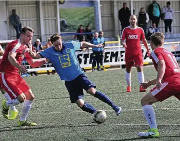  ?? FOTO: HORST SIEMES ?? Hier nimmt es Markus Keppeler alleine mit der ganzen Viersener Abwehr auf. Das war zwar nicht von Erfolg gekrönt, doch dem schnellen Union-Angreifer gelang die frühe 1:0-Führung für seine Mannschaft.