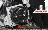  ??  ?? Extra fan buatan bengkel Monkey Retro terpasang pada cover radiator stainless