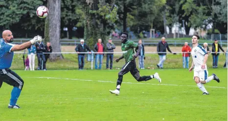  ?? FOTO: CHRISTIAN FLEMMING ?? Musa Gaye nimmt Maß und trifft. VfB-Torhüter Alex Heumann kann nicht mehr eingreifen.