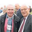  ??  ?? Mit dabei: die Alt-Bürgermeis­ter aus Velbert und Heiligenha­us, Heinz Schemken (l.) und Peter Ihle.