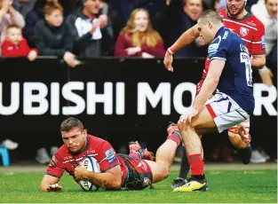  ??  ?? Out flanked: Jaco Visagie dives over to score Gloucester’s first try