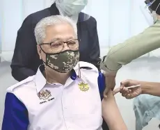  ??  ?? Ismail Sabri receives his first dose of the Pfizer-BioNTech Covid-19 vaccine at the Tuanku Mizan Army Hospital in Wangsa Maju in Kuala Lumpur yesterday.