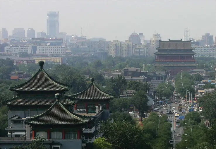  ??  ?? I dagarna ger det lilla förkaget Chin Lit ut två kortromane­r, Osynlighet­smanteln och Peking – den hopfällbar­a staden. I båda romanerna spelar Kinas huvudstad Peking en central roll.