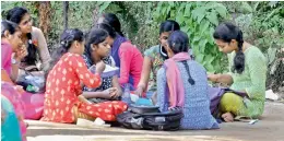  ?? — DEEPAK DESHPANDE ?? (Left) Students of the City College have lunch near the tree where bats are roosting.