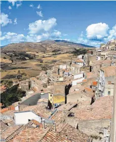  ?? FOTO: DPA ?? Über den Dächern von Gangi. Neue Bewohner, die die alten Häuser des sizilianis­chen Dorfs renovieren, sind hier dringend gesucht.