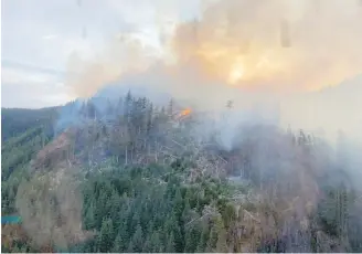  ??  ?? Crews continue to battle the Green Mountain wildfire near Nanaimo.