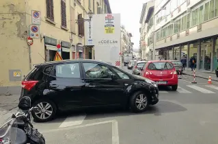  ??  ?? A sinistra: il punto in cui via Chiara si collega a via Nazionale, consentend­o l’uscita dal Mercato Centrale. Sopra: un’immagine della videoguida in cui il sindaco Nardella spiega le modifiche al traffico