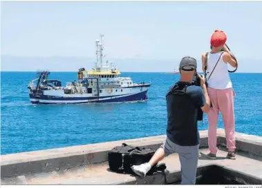  ?? MIGUEL BARRETO / EFE ?? El ‘Ángeles Alvariño’, a su salida ayer del puerto de la capital tinerfeña para retomar la búsqueda de Anna Tomás Gimeno.