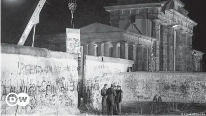  ?? ?? Apertura del Muro de Berlín en la Puerta de Brandeburg­o.