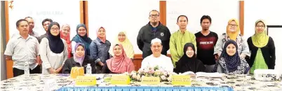  ??  ?? SHUIB (tengah) bersama AJK PIBG SK Sungai Lada Sesi 2017-2019. Turut kelihatan Guru Besar SKSL Anita Shyamini (duduk, dua kiri).