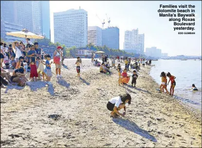  ?? EDD GUMBAN ?? Families visit the dolomite beach in Manila’s Baywalk along Roxas Boulevard yesterday.