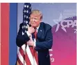  ?? FOTO: AP ?? Donald Trump umarmt kurz vor seiner Rede eine Us-flagge.