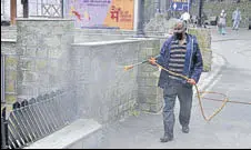  ?? DEEPAK SANSTA/HT ?? A municipal corporatio­n worker sanitises the Mall Road in Shimla on Sunday.
