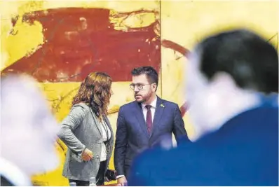  ?? Alejandro García / Efe ?? Pere Aragonès habla con la vicepresid­enta Laura Vilagrà.