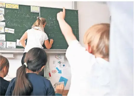  ?? FOTO: BERND WEISSBROD/DPA ?? Immer mehr Lehrer fühlen sich erschöpft und überforder­t.