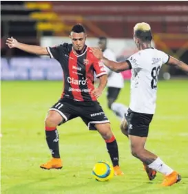  ?? RAFAEL MURILLO ?? El hondureño Alex López (izq.) fue uno de los jugadores alajuelens­es que más buscó el gol de la igualada ante el Árabe Unido.