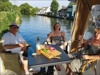  ??  ?? Le pont surélevé à l’arrière, abrité par un taud enveloppan­t, est idéal pour prendre ses repas. La vue sur le décor alentour est imprenable !