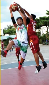  ?? PHOTO BY SETH DELOS REYES / SDD-CMO PHOTO ?? NOT SO EASY. Janwed Ryan Cagape of the Davao City Police Office is defended by a Task Force Davao (TFD) player on his way to shooting a basket during their game Thursday at the TFD basketball court at Sta. Ana Pier. DCPO prevailed, 88-70.