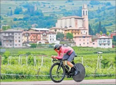  ??  ?? DESGASTE. Simon Yates conservó el rosa en una crono en la que logró una buena postura sobre la bici en los primeros 20 kilómetros, aunque el final se le hizo duro y llegó agotado.