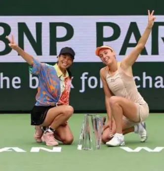  ?? © AFP ?? Elise Mertens en Hsieh Su-Wei verloren geen enkele set op weg naar de titel.